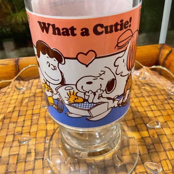 Peanuts “What A Cutie” Snoopy Woodstock Lrg Glass 32oz Tumbler Pedestal 1966 - Picture 1 of 5